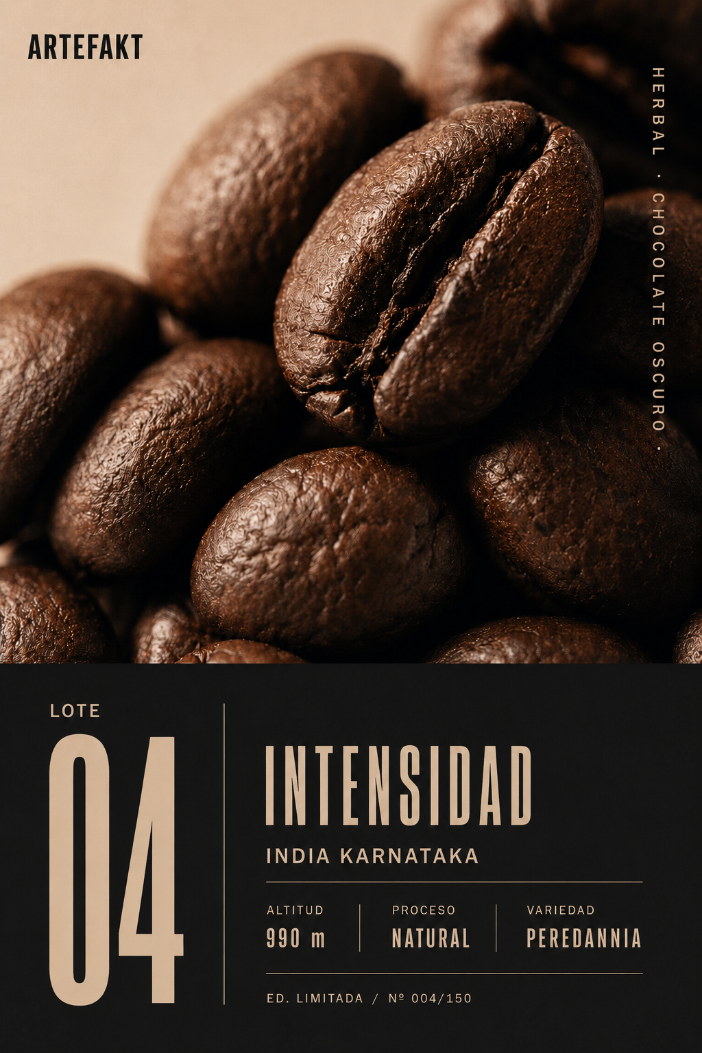 Poster Artefakt Lote 04 Intensidad — India Karnataka, granos de café sobre fondo oscuro