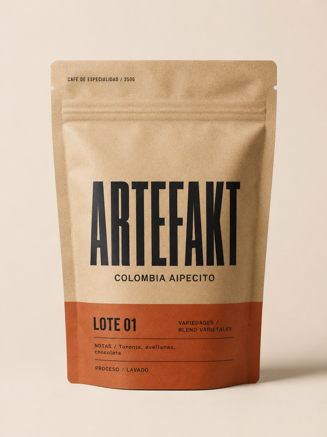 Artefakt Lote 01 Suavidad — Colombia Aipecito DECAF, packaging naranja terracota 250g, blend varietales lavado